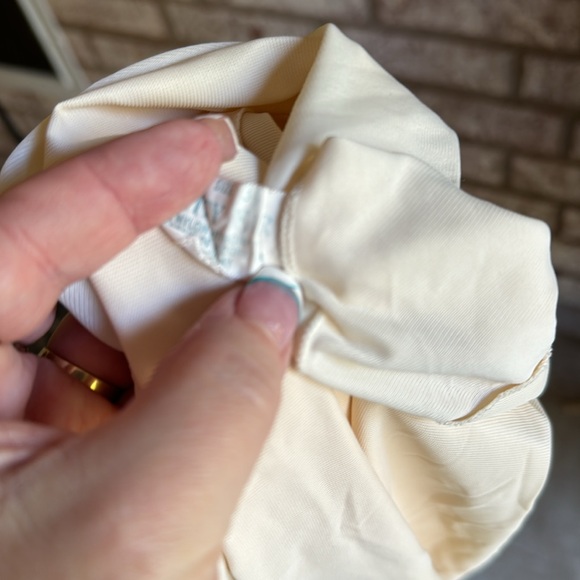 Vintage Cream Vanity Fair Slip 34 Fullslip USA Made Metal Slides - Picture 8 of 8